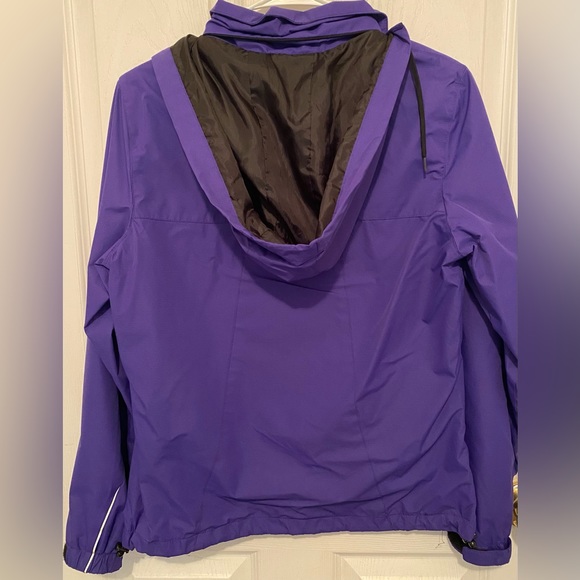 New Balance Women's Mesh-Lined Windjacket - Picture 3 of 5